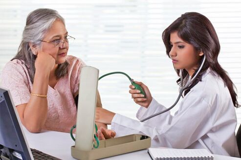 O médico mede a pressão com hipertensão